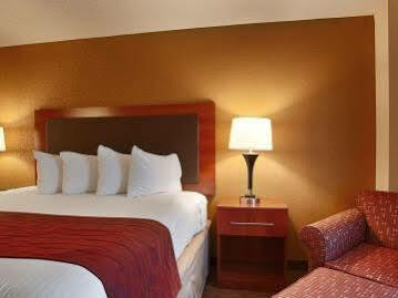 Days By Wyndham Benjamin Franklin Highway Hotel
